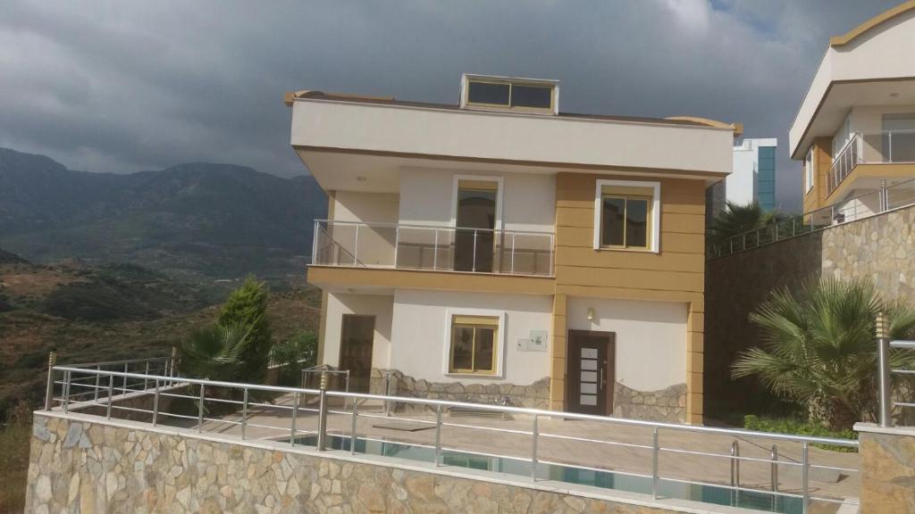 dom na wzgórzu z balkonem w obiekcie panaroma villaları w mieście Alanya