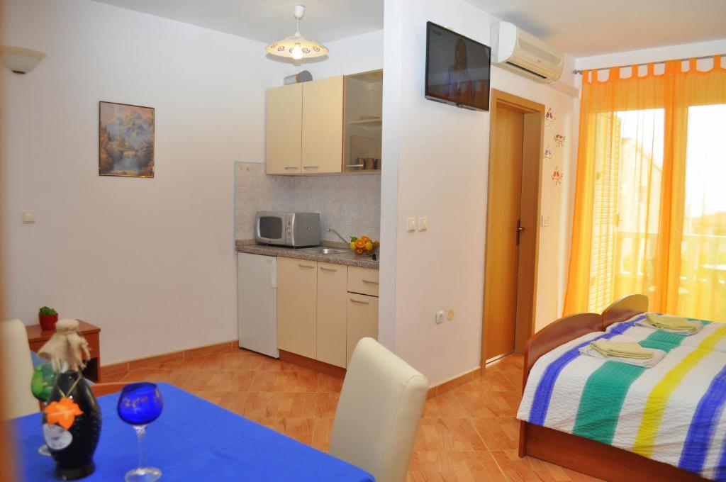 Kuchyň nebo kuchyňský kout v ubytování Apartments Ivica