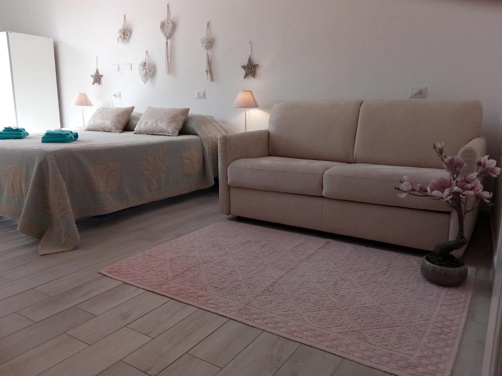 sala de estar con sofá y cama en Sardinia-holiday B&B Spargi, en La Maddalena