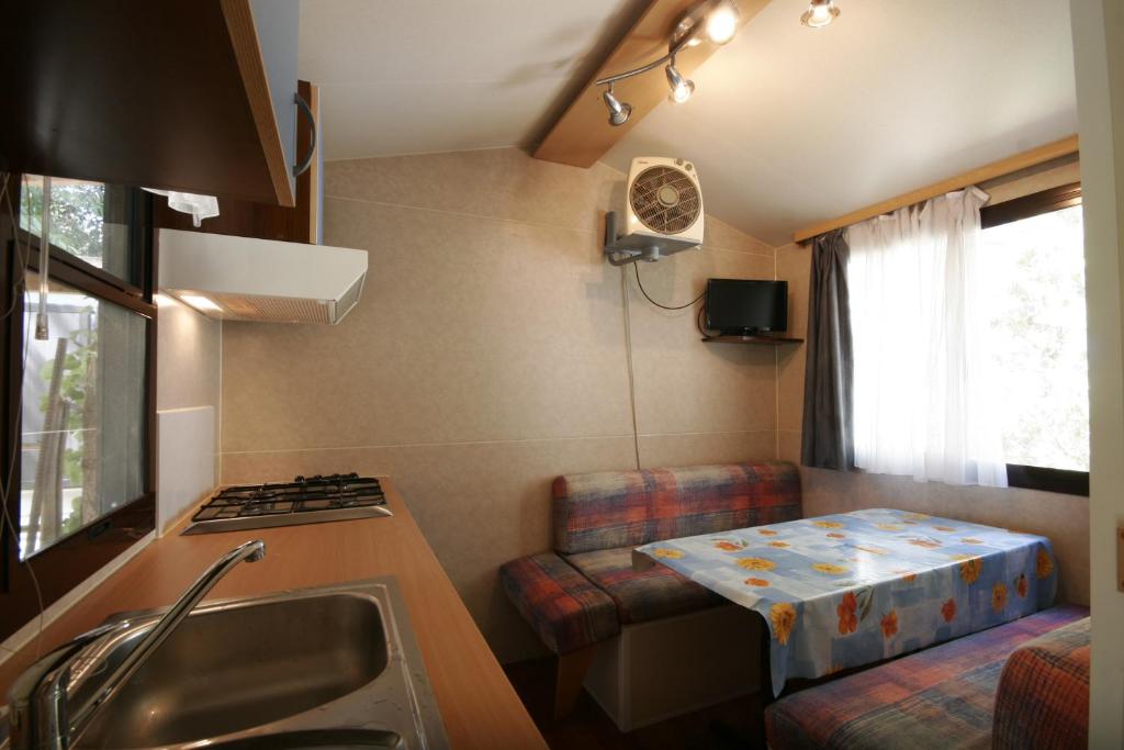 Kuchyň nebo kuchyňský kout v ubytování Camping Reno