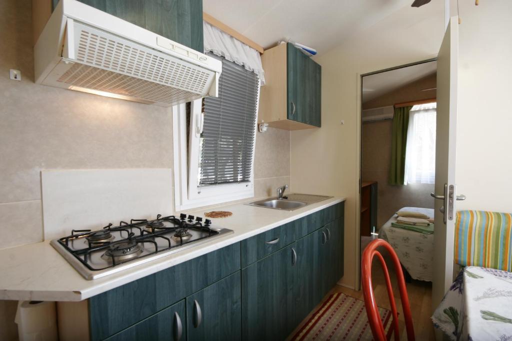 Kuchyň nebo kuchyňský kout v ubytování Camping Reno