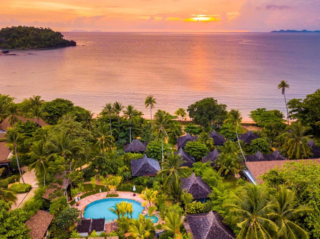 - une vue aérienne sur le complexe et l'océan au coucher du soleil dans l'établissement Andalay Beach Resort Koh Libong, à Ko Libong