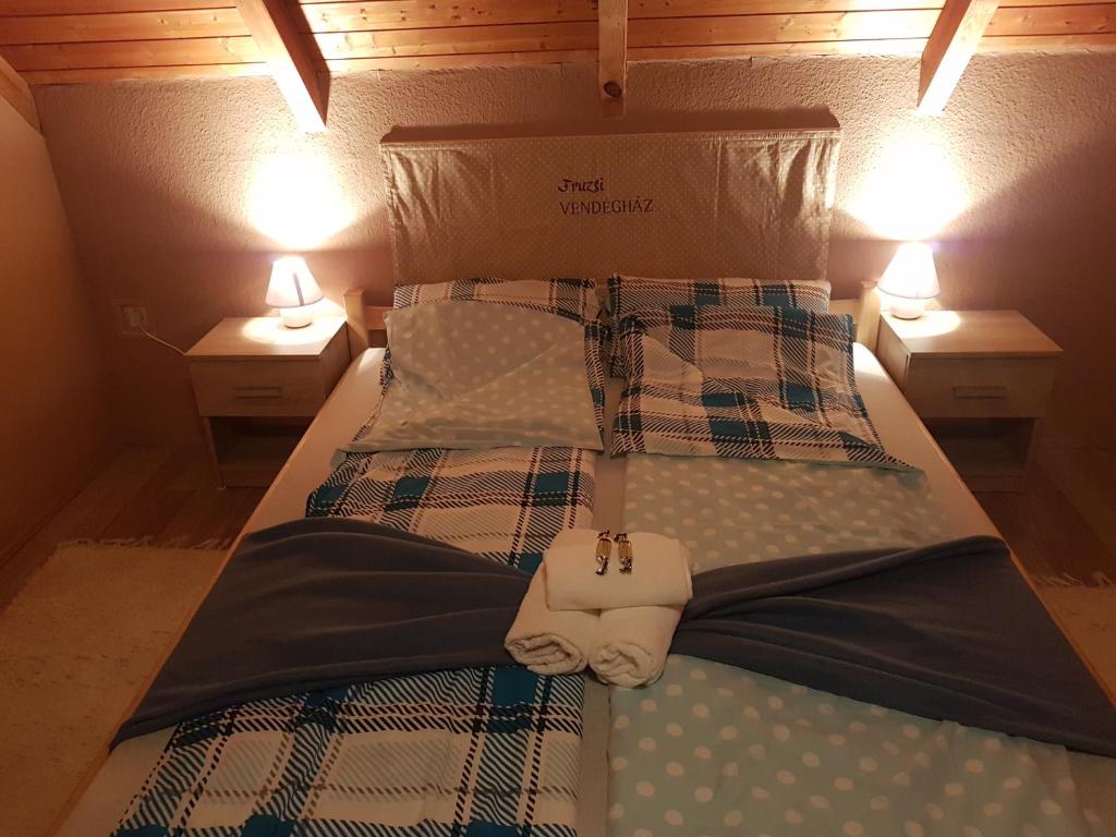 Postel nebo postele na pokoji v ubytování Fruzsi Vendégház