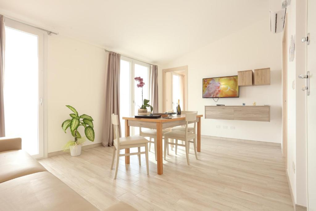 Telewizja i/lub zestaw kina domowego w obiekcie Alma di Alghero Apartments