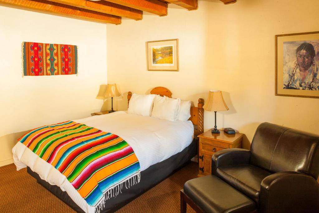 Postel nebo postele na pokoji v ubytování El Pueblo Lodge