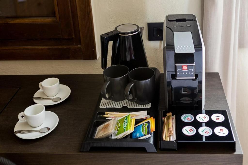 Příslušenství pro přípravu čaje a kávy v ubytování ELG Contessa Boutique Hotel