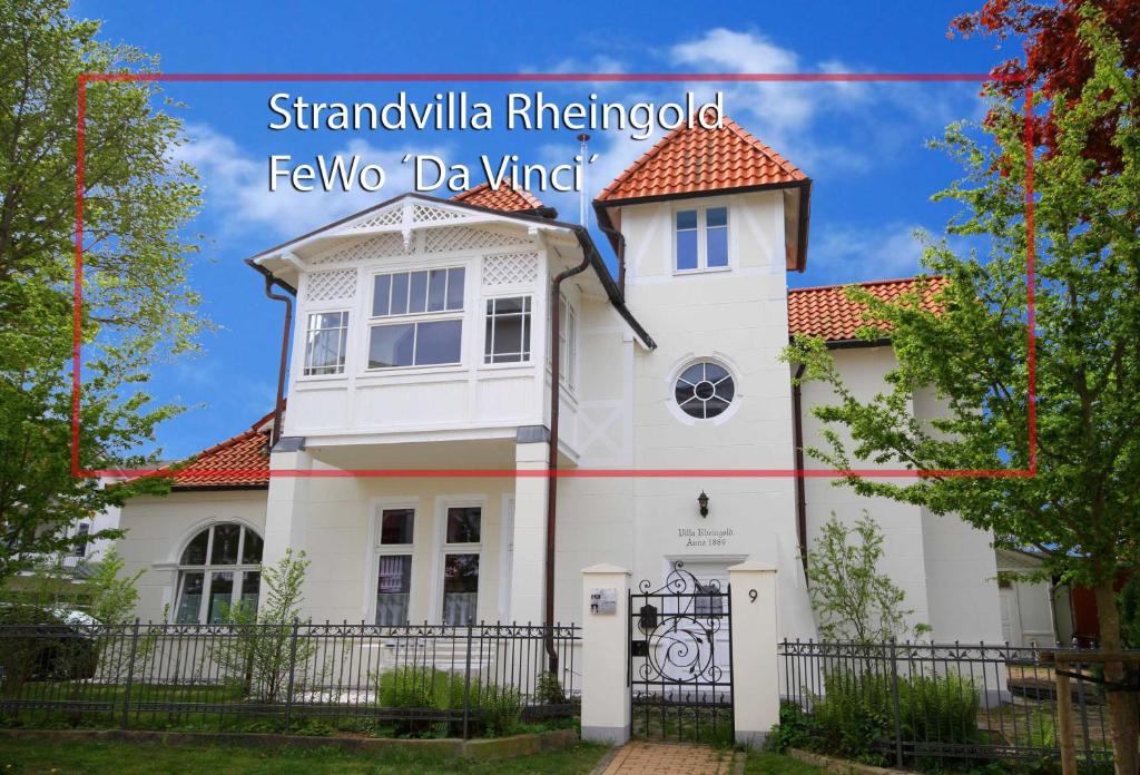 ゲーレンにあるStrandvilla Rheingold - Ferienwohnung Da Vinciの赤屋根白屋根