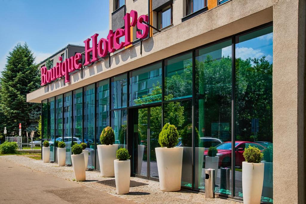 um edifício com vasos de plantas à sua frente em Boutique Hotel's em Breslávia