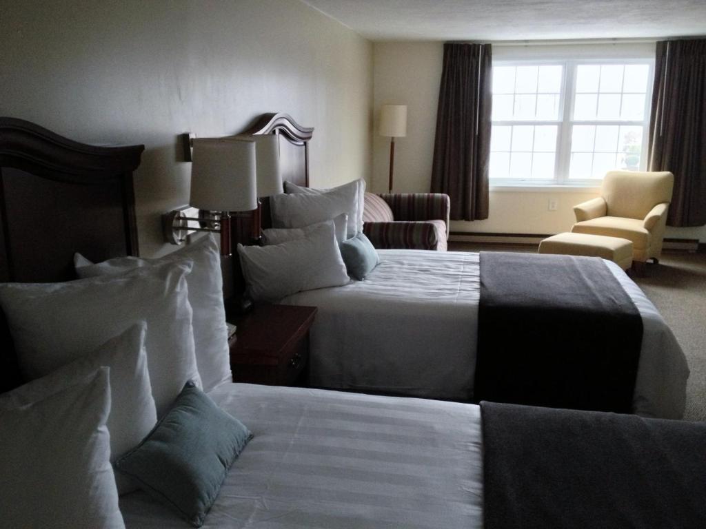 Holiday Hill Inn & Suites photo