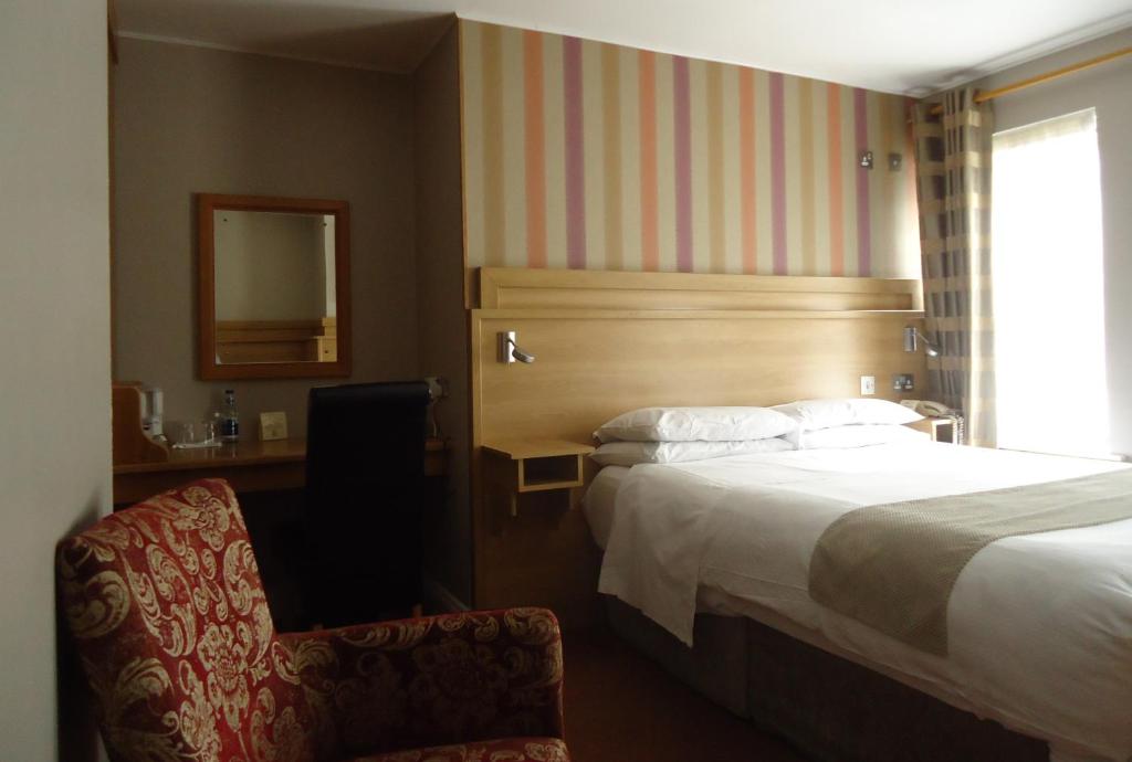Postel nebo postele na pokoji v ubytování Templemore Arms Hotel