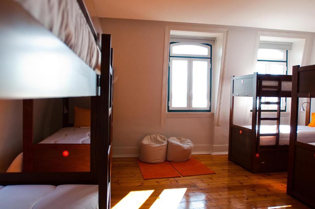Letto o letti in una camera di Lisb'on Hostel