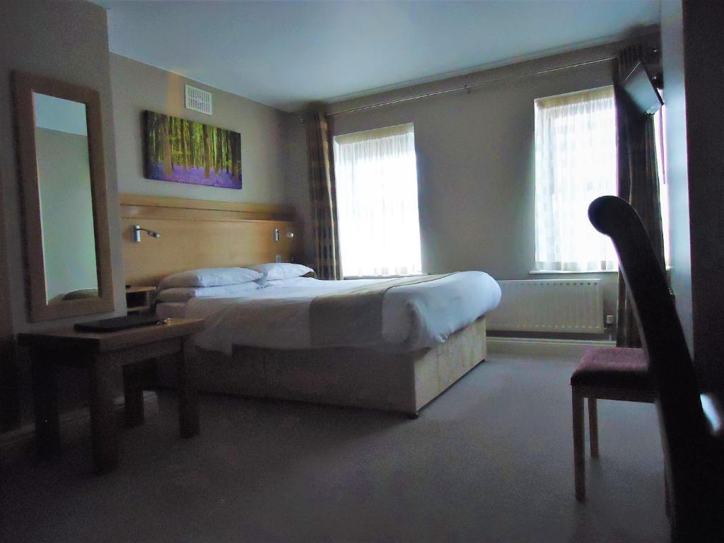 Postel nebo postele na pokoji v ubytování Templemore Arms Hotel