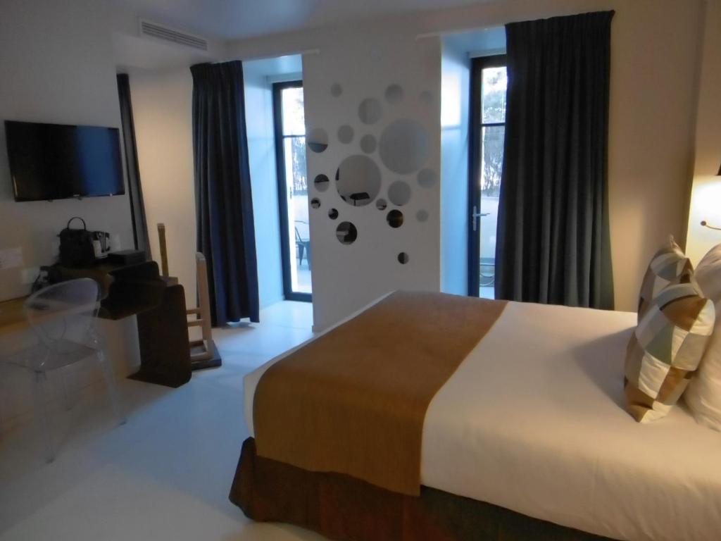 Postel nebo postele na pokoji v ubytování Hotel Pont Levis - Franck Putelat