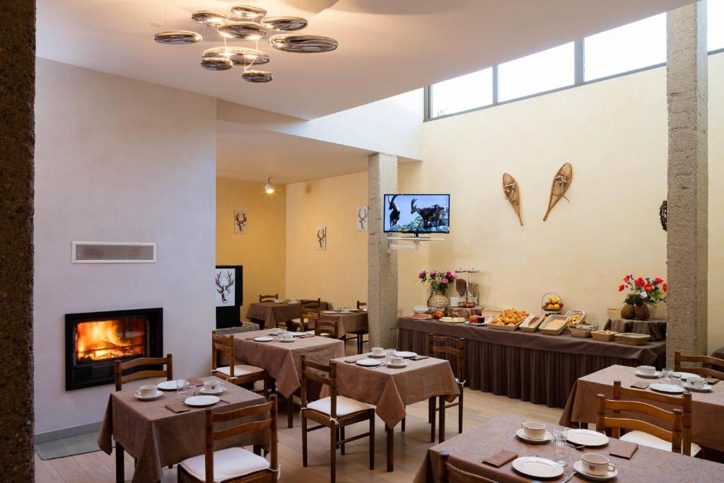 A television and/or entertainment centre at Hotel le Chalet