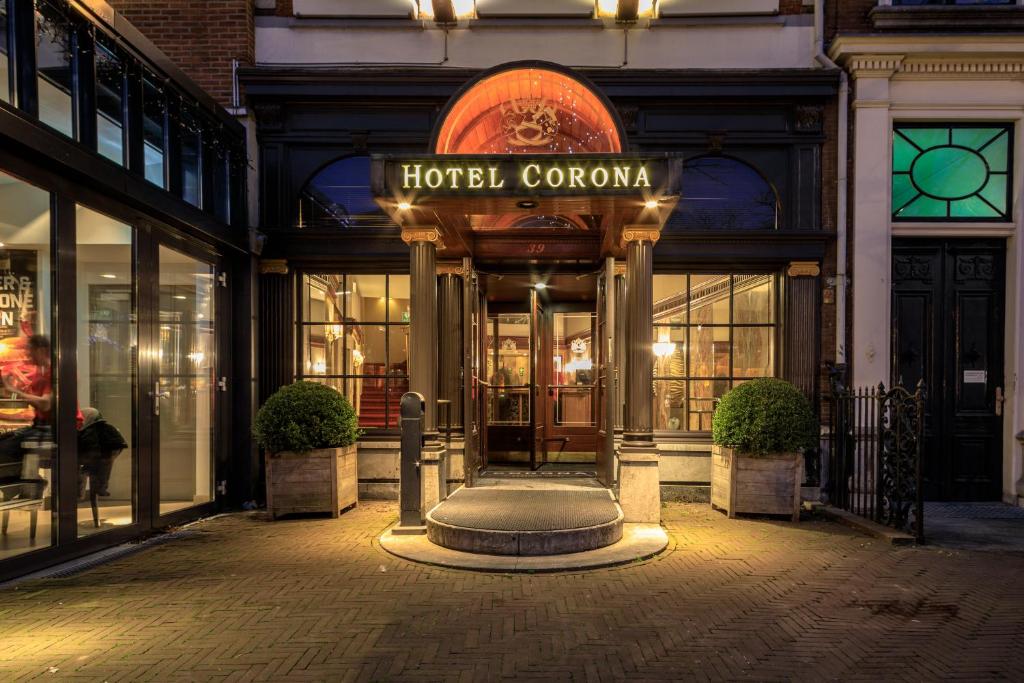 een corona-bord op de voorzijde van een gebouw bij Boutique Hotel Corona in Den Haag