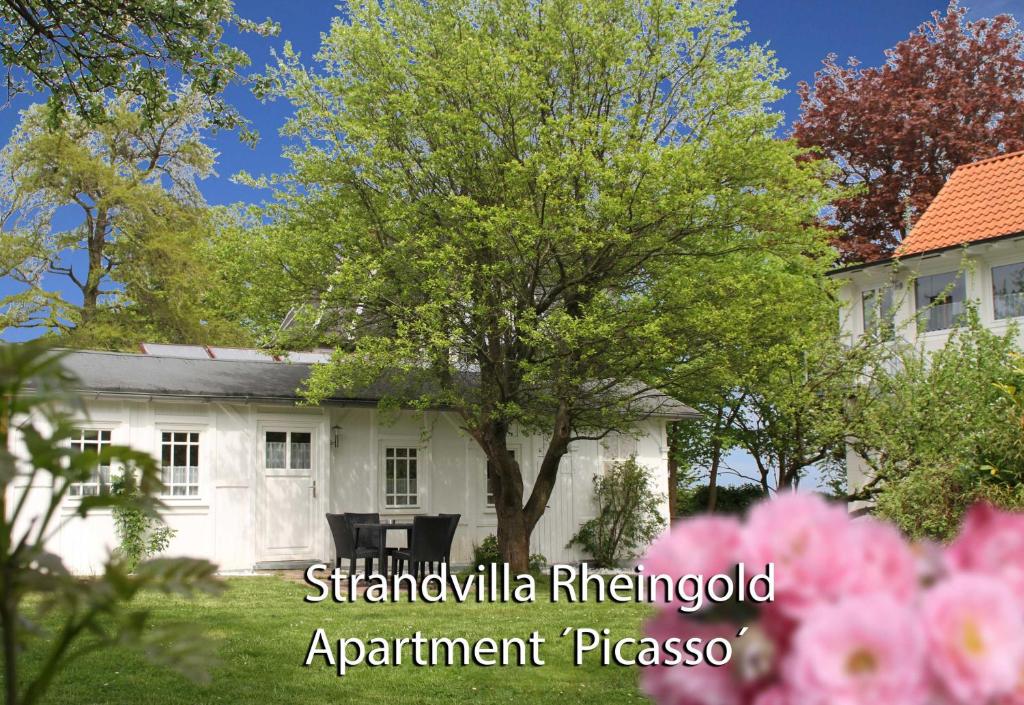 ゲーレンにあるStrandvilla Rheingold - Ferienwohnung Picassoの庭木白家