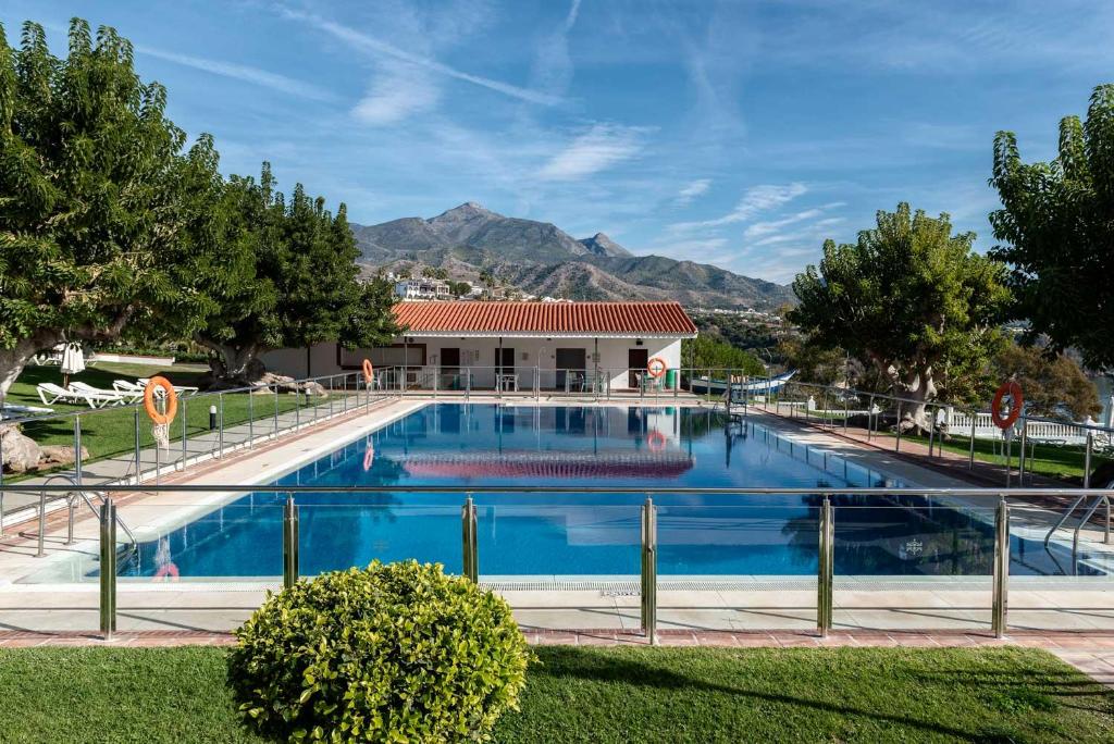 בריכת השחייה שנמצאת ב-Parador de Nerja או באזור