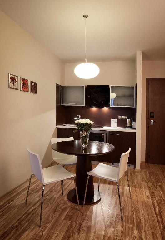 Kuchyň nebo kuchyňský kout v ubytování Ararat All Suites Hotel Klaipeda