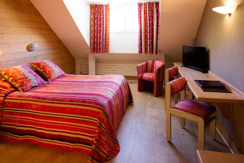 A bed or beds in a room at Hotel le Chalet