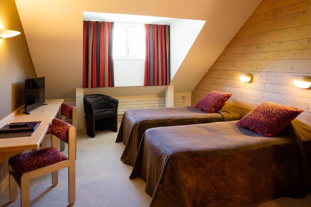 A television and/or entertainment centre at Hotel le Chalet