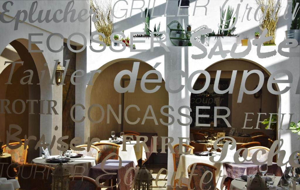 A restaurant or other place to eat at Hotel le Chalet
