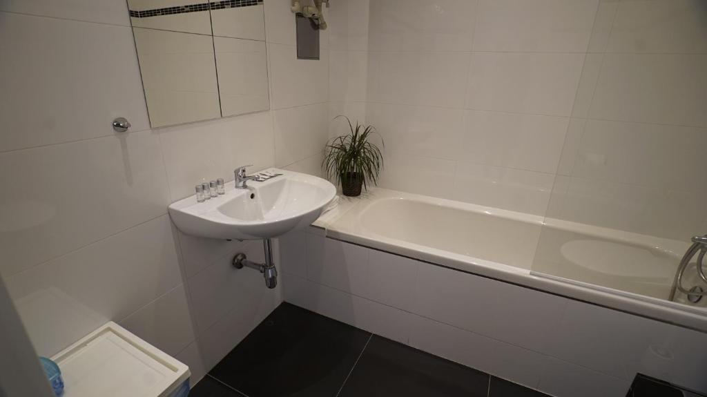 Royal Road Residence - 19