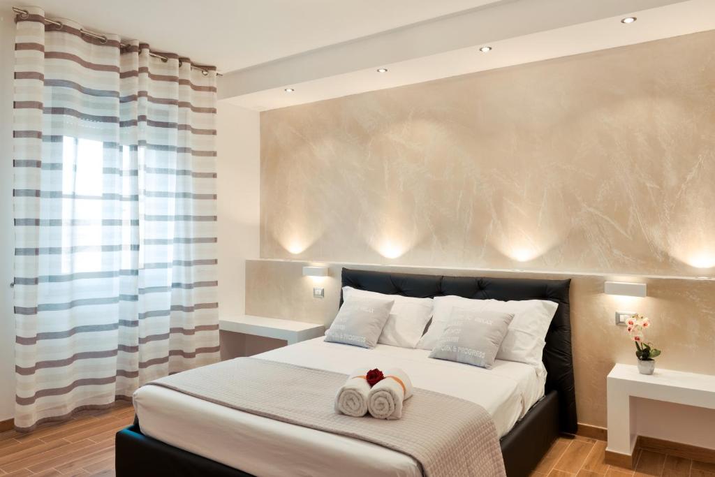 um quarto com uma cama com duas toalhas em Coral Bay Charming House em Alghero