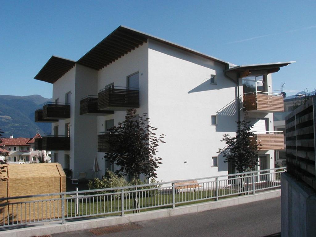 un edificio blanco con balcones en el lateral de una calle en Residence Panorama, en Brunico