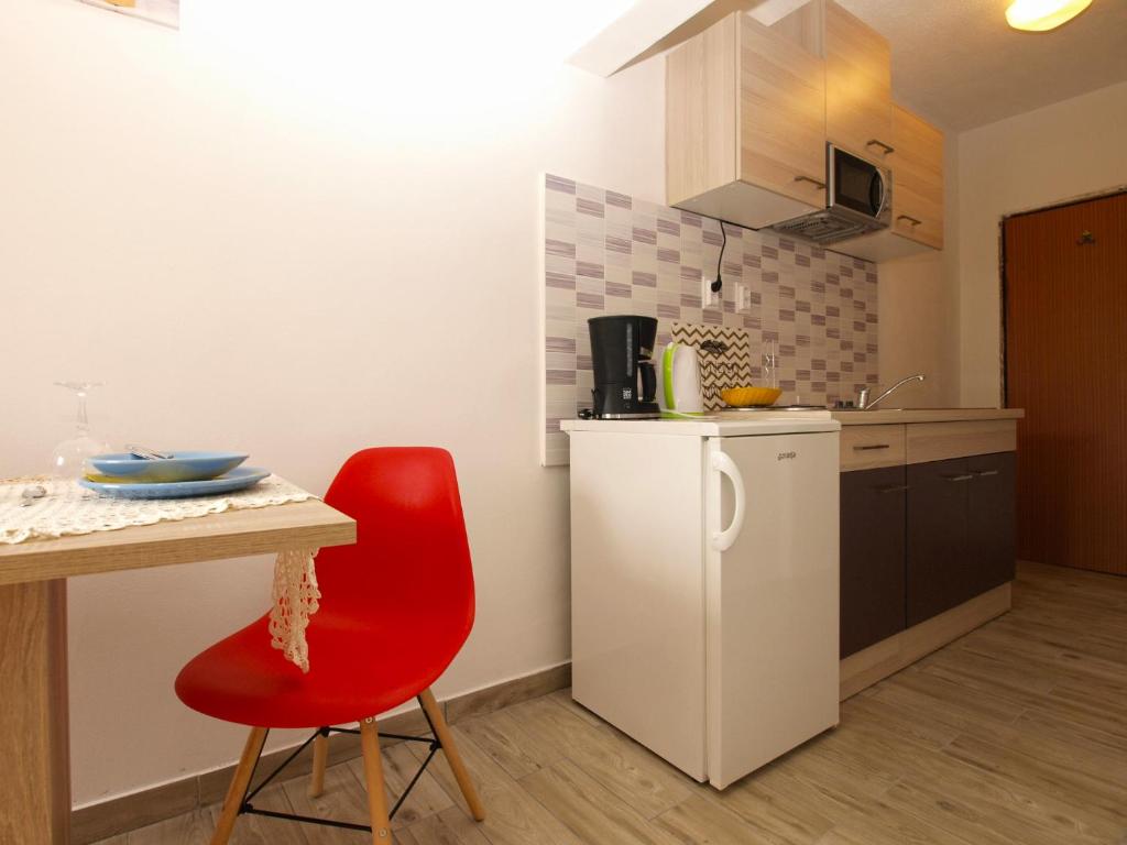 Kuchyňa alebo kuchynka v ubytovaní Apartments Davor 1676