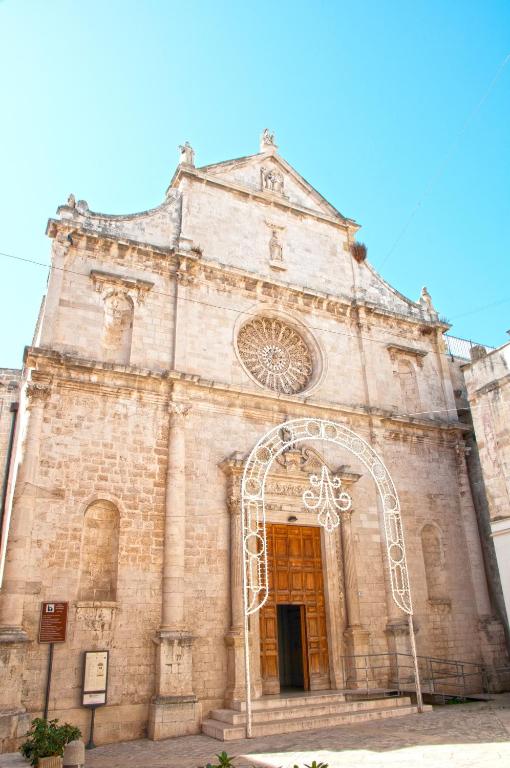 an old stone church with a large wooden door at Casetta San Domenico apartment in Monopoli