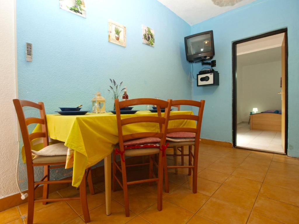Televízia a/alebo spoločenská miestnosť v ubytovaní Apartments Davor 1676