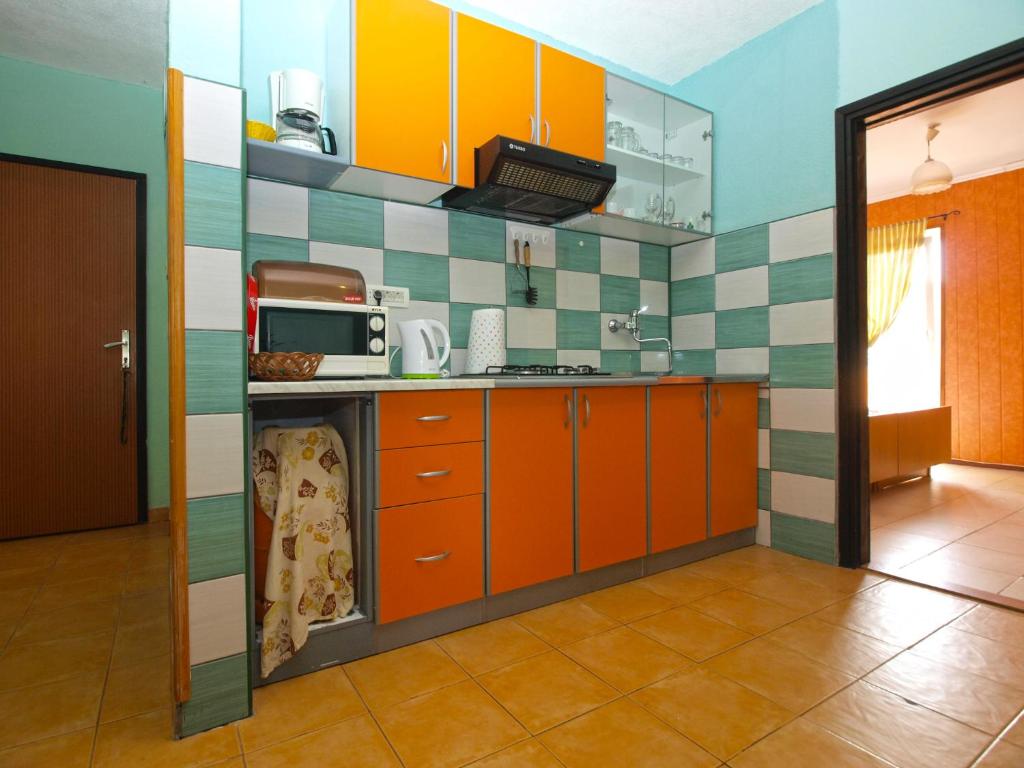 Kuchyňa alebo kuchynka v ubytovaní Apartments Davor 1676
