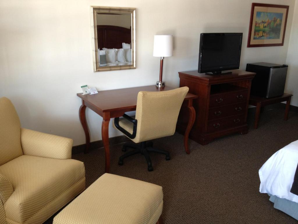 Holiday Hill Inn & Suites photo