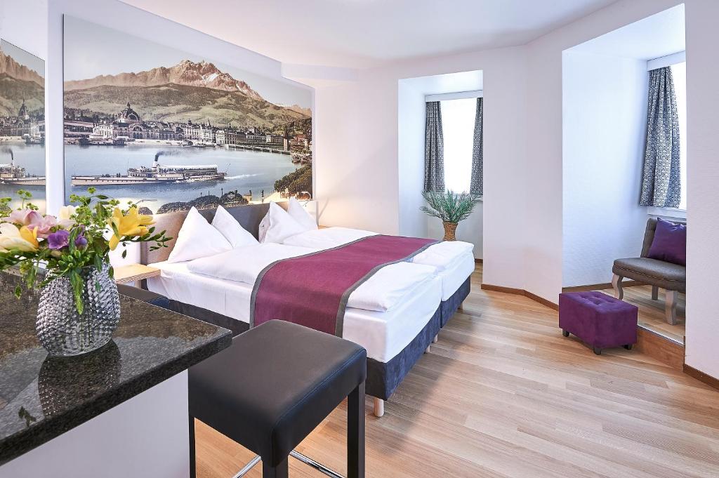 Postel nebo postele na pokoji v ubytování Hotel Central Luzern