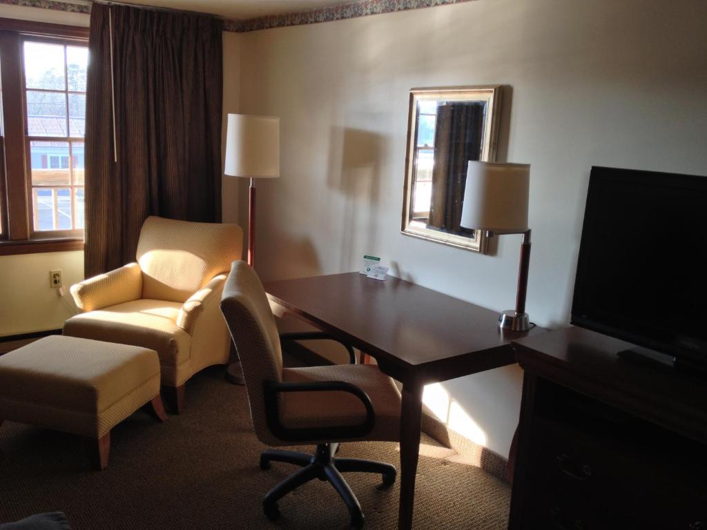 Holiday Hill Inn & Suites photo