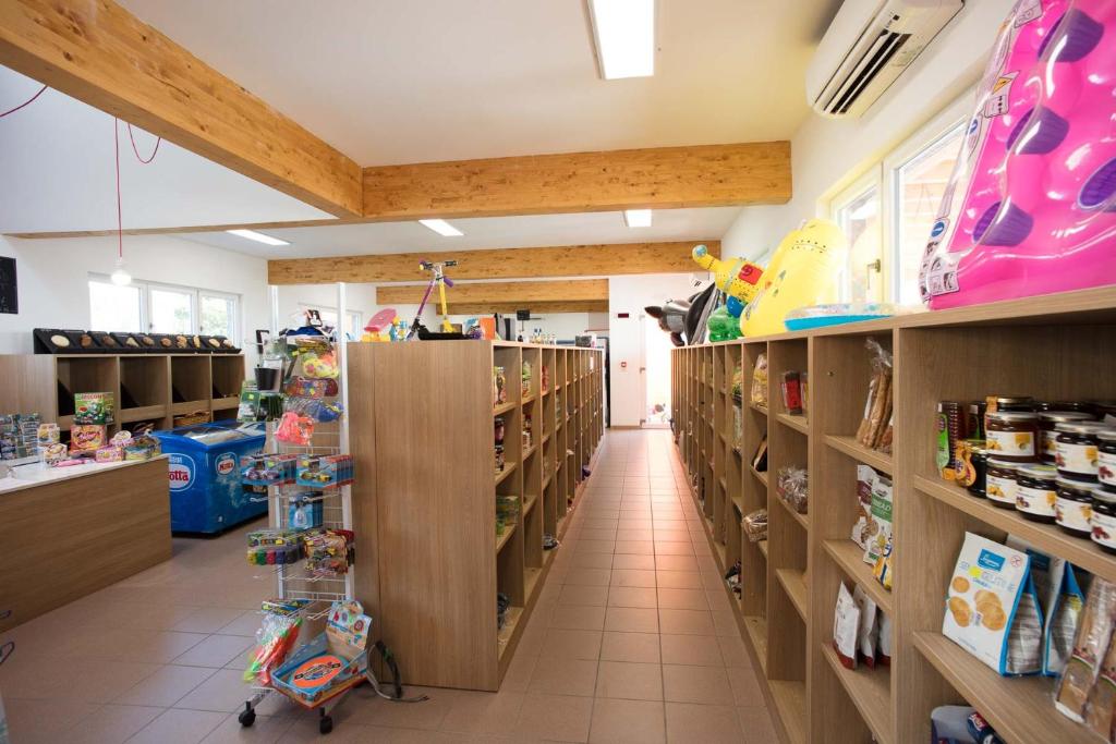 Supermarket nebo jiné obchody v  kempu nebo okolí