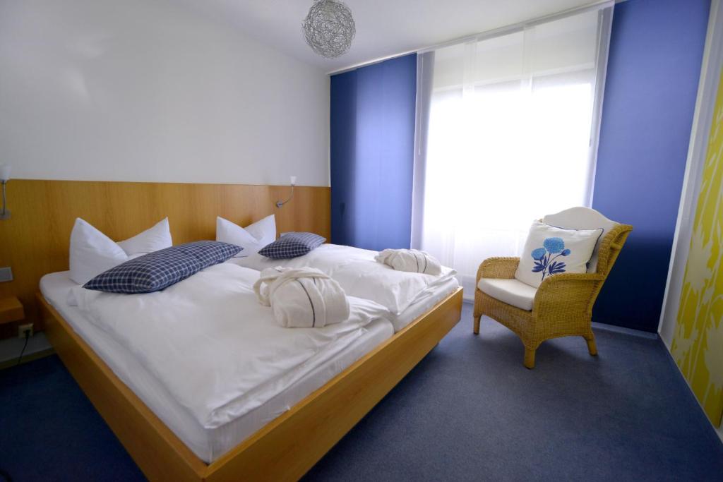 Postel nebo postele na pokoji v ubytování BELVEDERE Appart & Chalet - Ihr Zuhause auf Zeit am Edersee - Ihr Geschenk die GästeCard GrimmHeimat