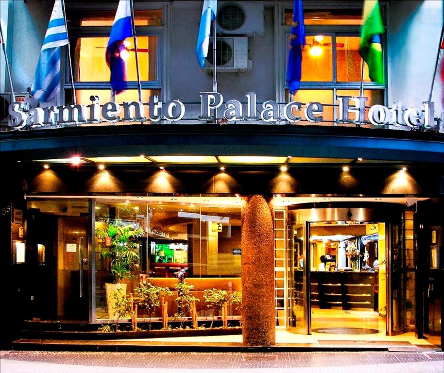 um restaurante com uma placa na lateral de um edifício em Sarmiento Palace Hotel em Buenos Aires