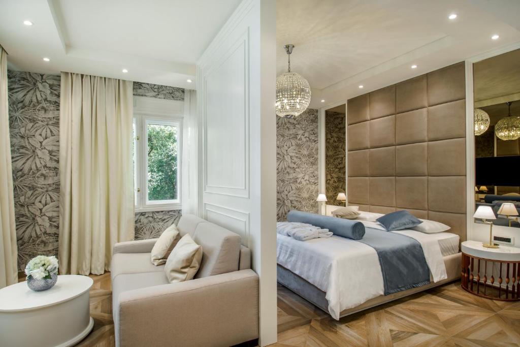 1 dormitorio con 1 cama extragrande y 1 silla en Miraval Luxury Rooms, en Split