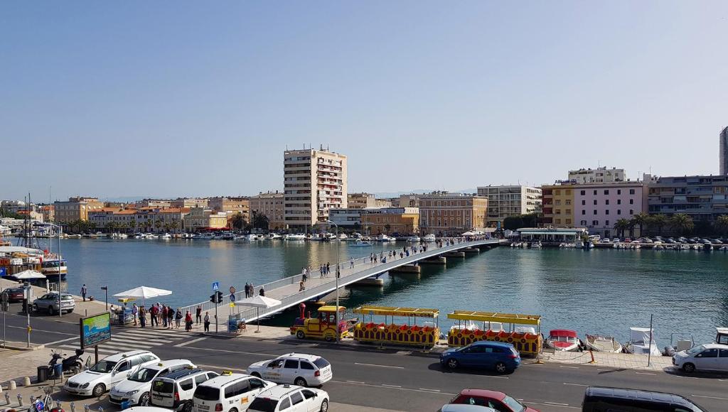 een brug over een rivier met auto's op straat bij Apartment Domalu Old Town in Zadar