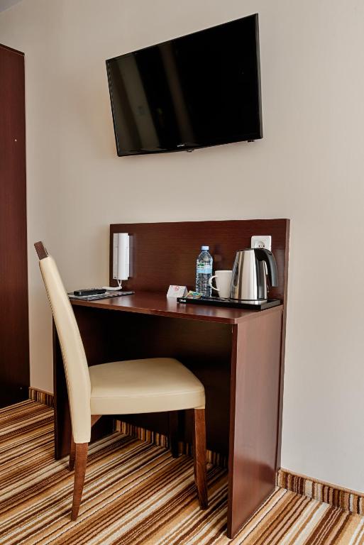 Příslušenství pro přípravu čaje a kávy v ubytování Boutique Hotel's Kwiska - Legnicka