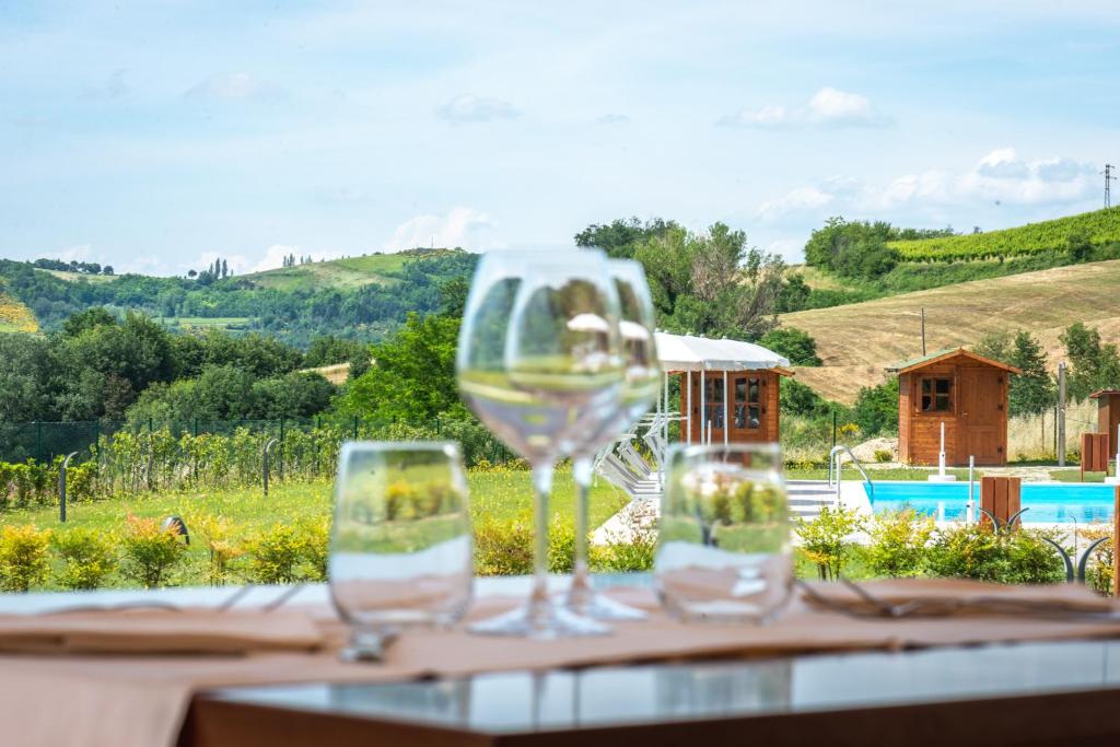 twee wijnglazen bovenop een tafel bij Agriturismo Ceriano in Modigliana