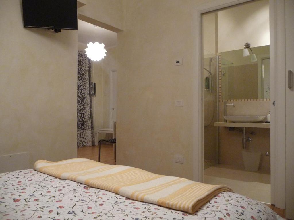 - une chambre avec un lit et une salle de bains pourvue d'un lavabo dans l'établissement Residence Bed&Bike, à Moggio Udinese