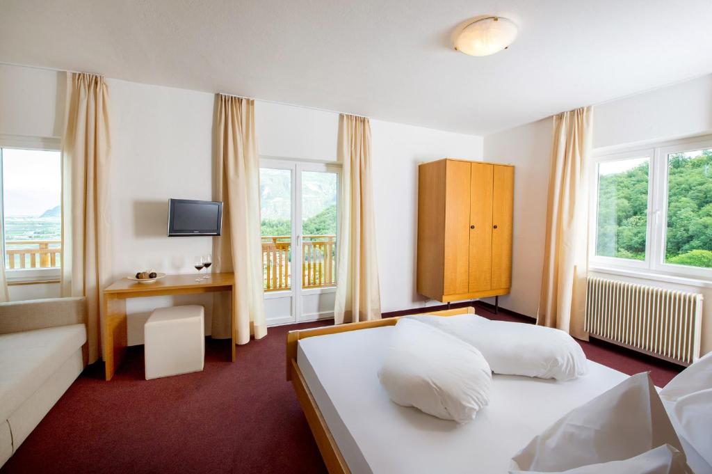 Postel nebo postele na pokoji v ubytování Hotel Sigmundskron