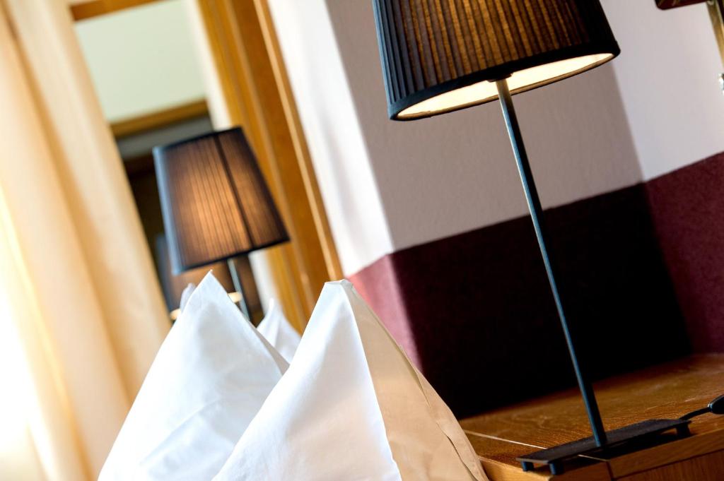 Postel nebo postele na pokoji v ubytování Hotel Sigmundskron