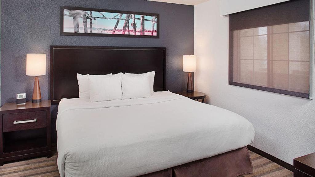 Postel nebo postele na pokoji v ubytování Hyatt House Mount Laurel