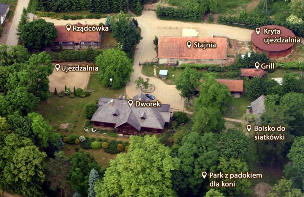 an aerial view of a house with a yard at Dwor Trzesniow in Trześniów