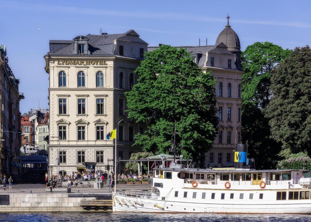 een boot in het water voor een gebouw bij Lydmar Hotel in Stockholm