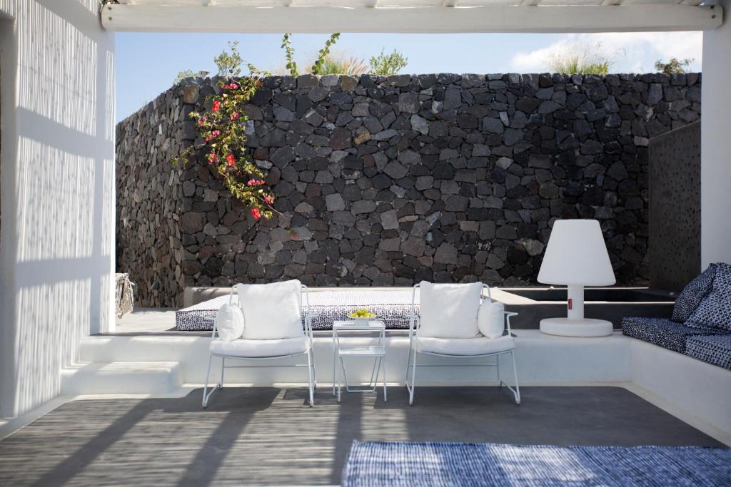 Split-level Suite with Outdoor Whirlpool and Caldera View