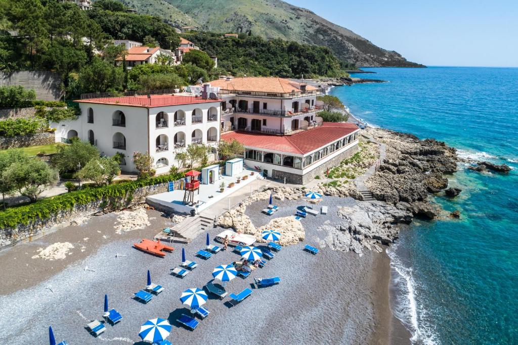 eine Luftansicht auf einen Strand mit Stühlen und Sonnenschirmen in der Unterkunft Hotel Gabbiano in Maratea